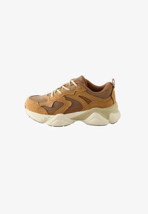 Tan Sneaker aus Netz- und Wildledermaterialien, mit strukturiertem Design, cremefarbener Gummisohle und kontrastierenden braunen Akzenten. Verfügt über eine abgerundete Zehenpartie und Schnürsenkel.