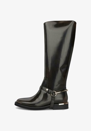 Czarne kalosze do kolan o błyszczącej powierzchni, z paskiem i metalicznym akcentem. Niski, płaski obcas dla stabilności.
