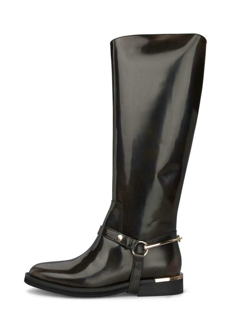 Czarne kalosze do kolan o błyszczącej powierzchni, z paskiem i metalicznym akcentem. Niski, płaski obcas dla stabilności.