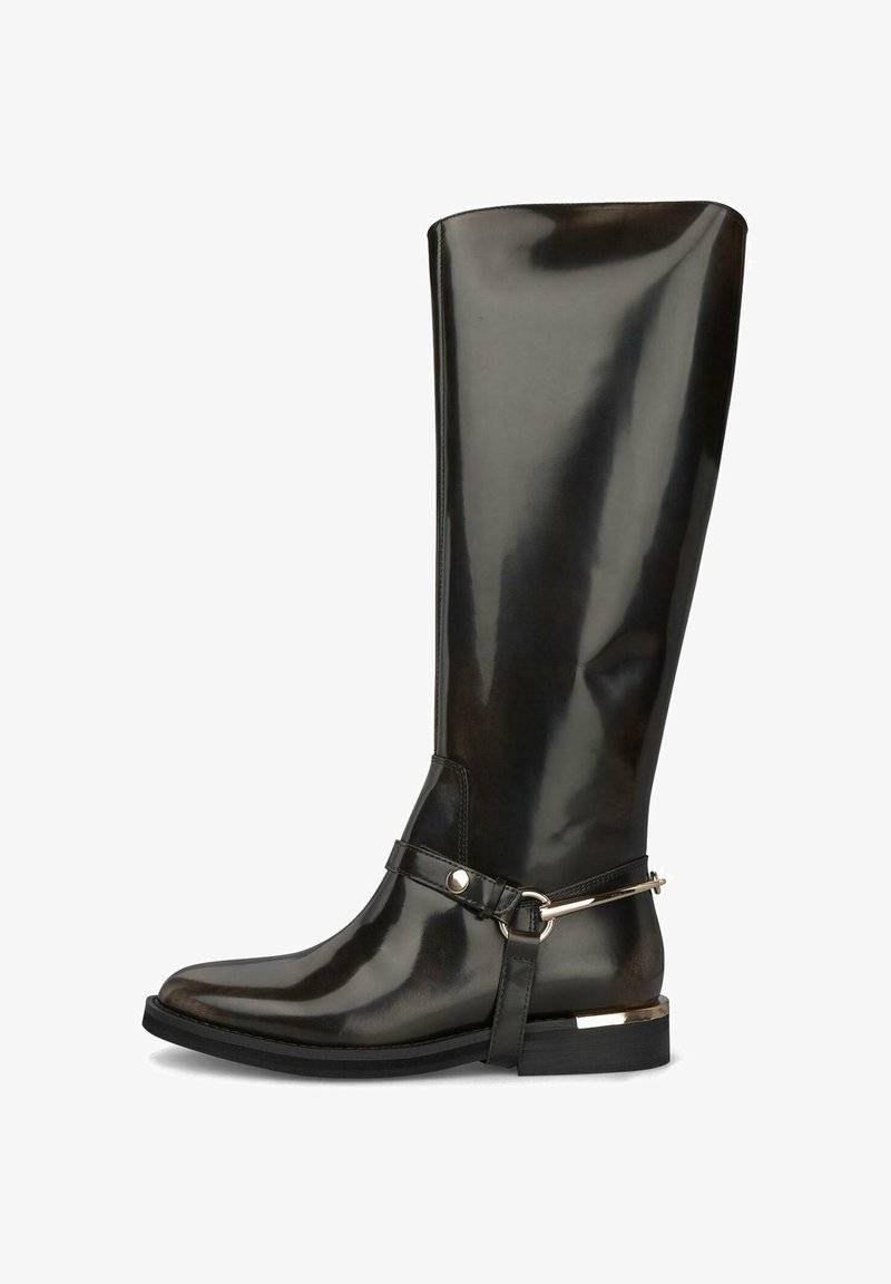 Cizme de ploaie negre până la genunchi, cu un finisaj lucios, având o curea și un accent metalic. Toc mic, plat pentru stabilitate.