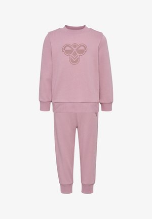 Lyserød bomuldstræningsdragt med lange ærmer og bukseben med manchetter, der har et tekstureret logo på forsiden af toppen.
