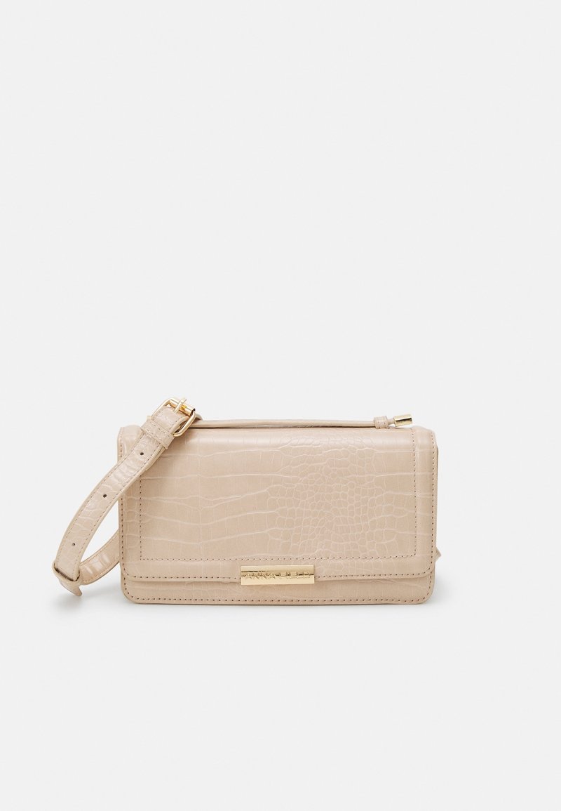 Borsa beige con effetto coccodrillo, dotata di tracolla rimovibile e hardware dorato, caratterizzata da una patta frontale e un design elegante.