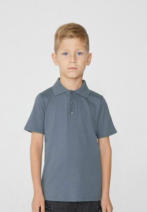 Szara koszulka polo wykonana z miękkiej tkaniny, z klasycznym kołnierzykiem, trzema guzikami z przodu i krótkimi rękawami. Prosty design, bez wzorów.