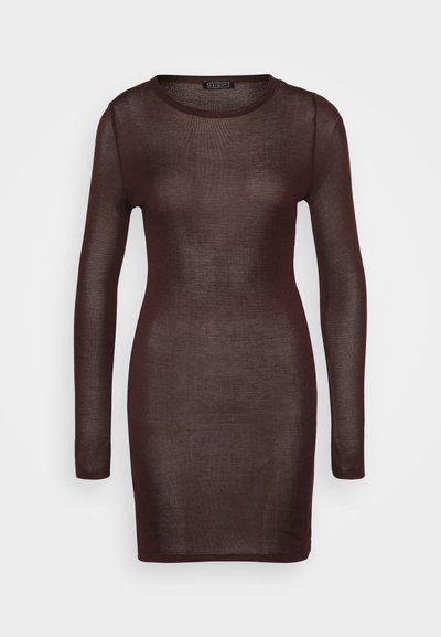 Vestido de manga larga, de canalé en burdeos profundo con escote redondo y silueta ajustada, hecho de un material ligero y transparente.