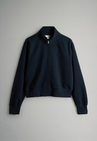 Jūras spēku krāsas zip-up džemperis ar augstu apkakli, ribinātiem piedurkņu galiem un apakšmalu, ar gludu tekstūru un raglanu piedurknēm.