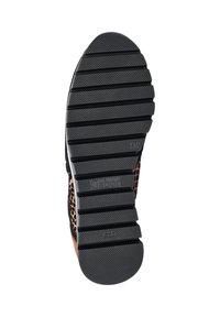 Zwarte rubberen zool met geribbelde textuur en branding, met een gemusterde bruin bovenkant met uitsparingen voor ademend vermogen en stijl.