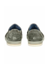 Zapatos de ante gris sin cordones con suela de goma, que presentan un forro de diseño azul y una punta redondeada.