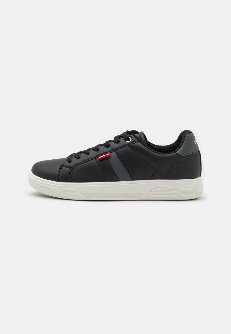 Schwarze Sneaker aus synthetischem Material mit einer weißen Gummisohle. Ausgestattet mit einem Schnürdesign, grauen Akzenten und einem roten Markenlogo.
