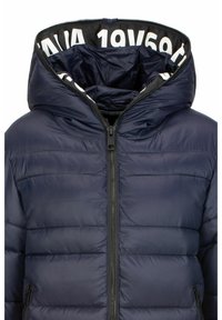 Navyblauer Steppjacke mit hohem Kragen, Reißverschluss und horizontalen Steppnähten. Die Innenseite der Kapuze zeigt kontrastierenden weißen Text.