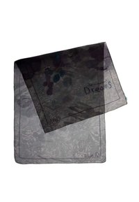 Bufanda negra translúcida con un patrón floral y la palabra "Sueños" en una fuente cursiva. Bordes con flecos y tela texturizada.