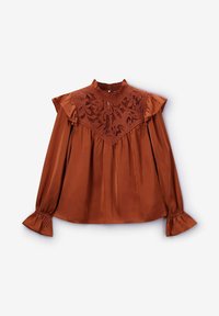 Braune Satinbluse mit hohem Kragen, floraler Spitzendetailierung am Oberteil, gerafften Schulterakzenten und gesammelten Manschetten.