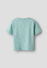 Camiseta de manga corta y cuello redondo en un suave color verde menta texturizado, con un ajuste ligeramente holgado y un diseño casual.