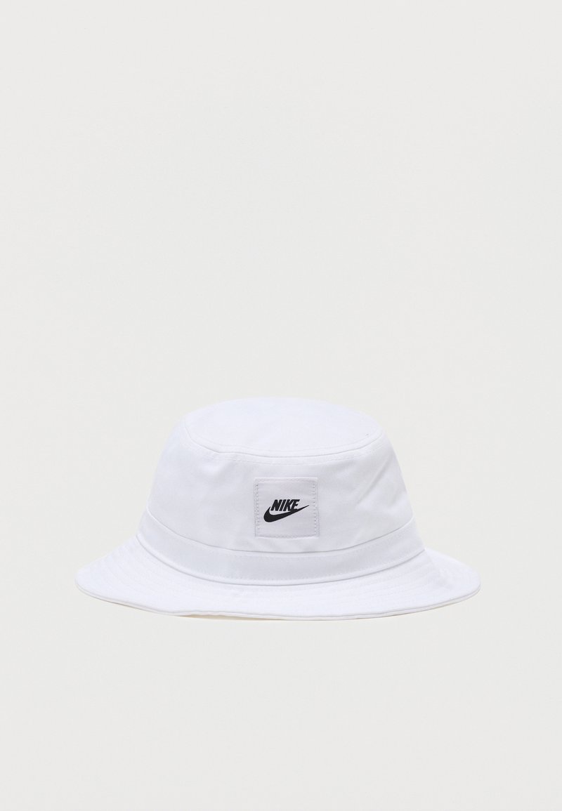 Άσπρο καπέλο τύπου bucket με φαρδύ γείσο, με μαύρο λογότυπο Nike σε τετράγωνο σχέδιο στην πρόσοψη.