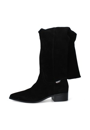 Bottes mi-mollet en daim noir avec un bout pointu, un petit talon bloc et un détail supérieur doux plié sur fond blanc.