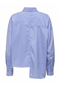 Camicia a righe blu e bianche con yoke posteriore, maniche lunghe, polsini con bottone e design a spacco che presenta modelli di righe differenti.