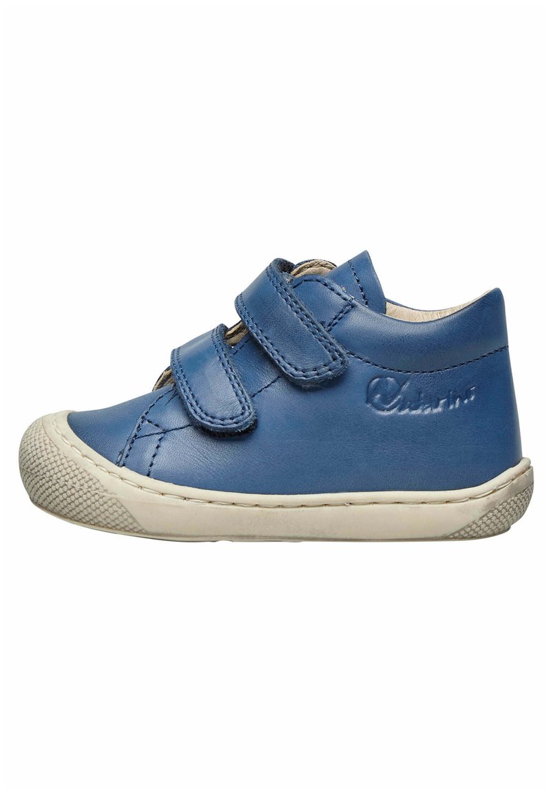 Chaussure en cuir bleue avec deux straps en velcro, bout arrondi et semelle en caoutchouc blanc avec grip texturé. Logo de la marque embossé sur le côté.