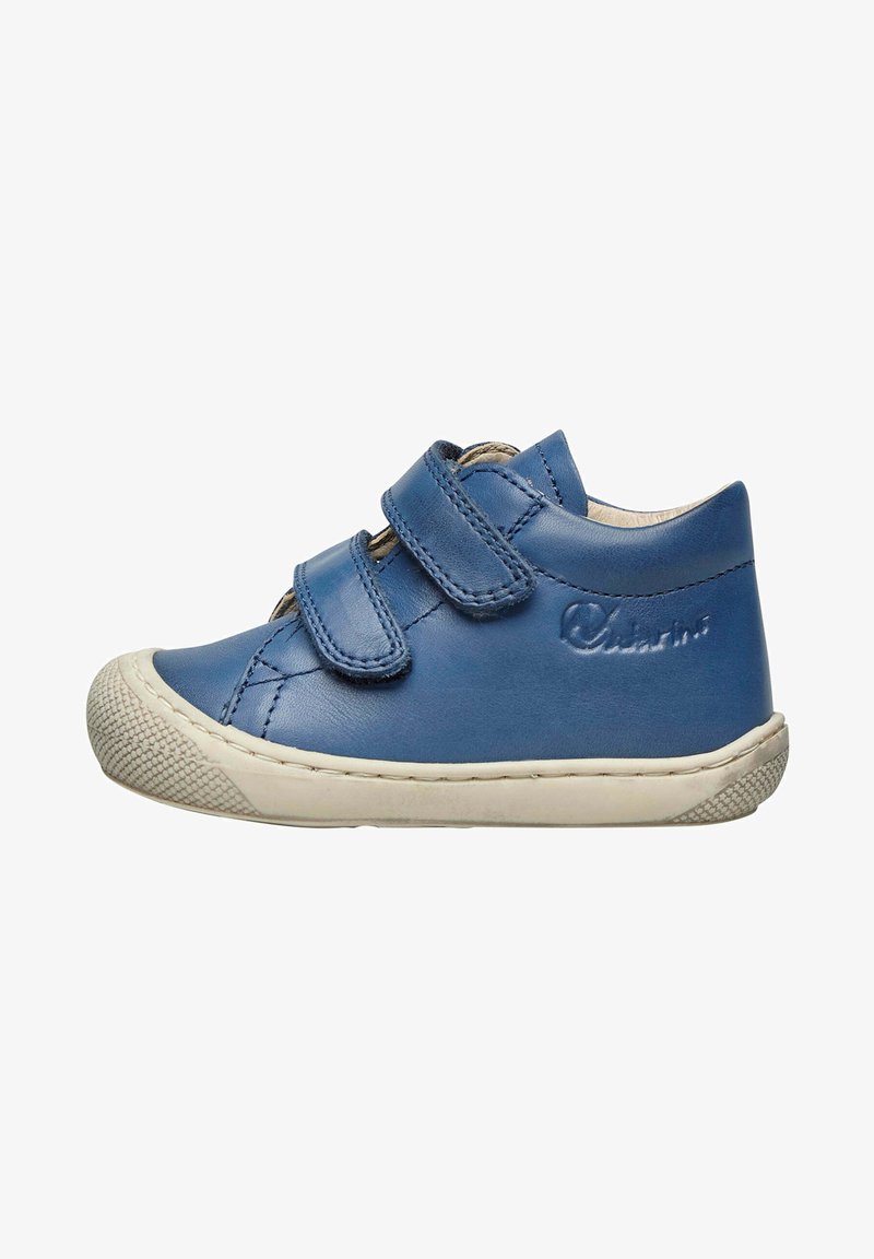 Scarpa in pelle blu con due strap in velcro, punta arrotondata e suola in gomma bianca con grip testurizzato. Logo del brand impresso sul lato.
