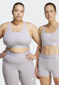 Lichtpaarse sportkleding met een sportbeha en hoge taille leggings. Gemaakt van een gladde, rekbare stof met een TECHFIT-logo.