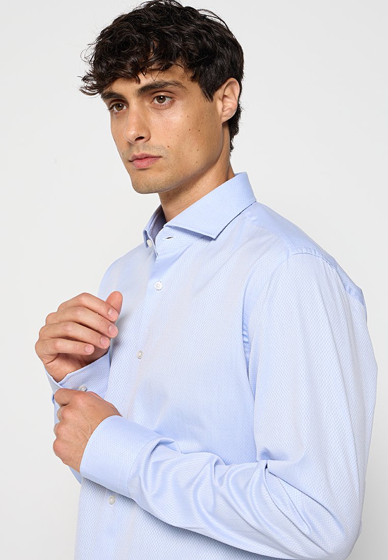 Lichtblauw, gemêleerd overhemd met puntcollar, lange mouwen en knopenlijst, met subtiele patronen en een getailleerd ontwerp.