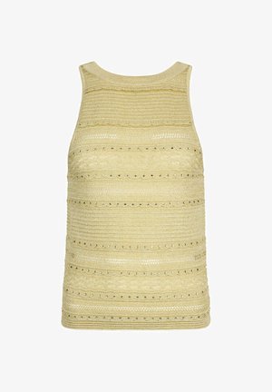 Haut sans manches beige en tricot avec motifs texturés horizontaux et petites décorations métalliques en forme de clous réparties régulièrement en rangées.