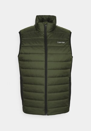 Bezrekawny pikowany ciemnozielony kamizelka z wysokim kołnierzem, czarnym zamkiem na środku, bocznymi kieszeniami oraz białym logo Calvin Klein na piersi.