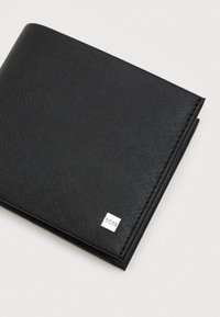 Čierna textúrovaná kožená bifold peňaženka s malým strieborným štvorcovým logom s nápisom "BOSS" v pravom dolnom rohu, na svetlom pozadí.