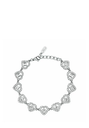 Bracciale in argento con ciondoli a forma di cuore collegati, ognuno contenente una gemma quadrata centrale circondata da piccole pietre trasparenti.