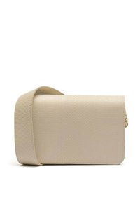 Borsa a tracolla beige in pelle goffrata con un sottile motivo a serpente, forma rettangolare e tracolla regolabile. Dettaglio della chiusura con zip.