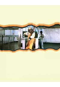 Une personne en combinaison orange tient une batte, avec un masque d'animal caricatural. En arrière-plan, on voit des barrières de sécurité et des silhouettes floues.