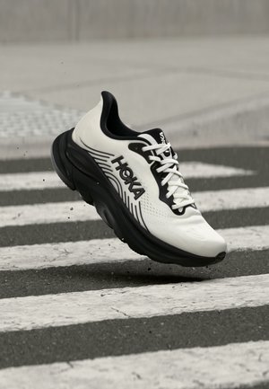 HOKA, CLIFTON 11 - Обувки за бягане по асфалт - white/black