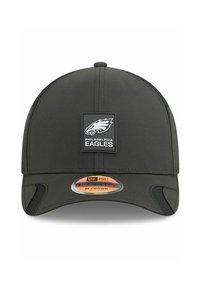Schwarze Baseballmütze mit strukturiertem Design, ausgestattet mit einem Patch des Philadelphia Eagles-Logos. Texturiertes Material, gebogener Schirm und verstellbare Passform.