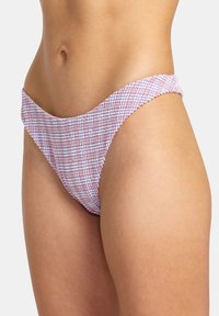 Bas de bikini en violet pastel et rose, avec un motif en grille texturé. Design taille basse avec des coutures latérales et une taille élastiquée.