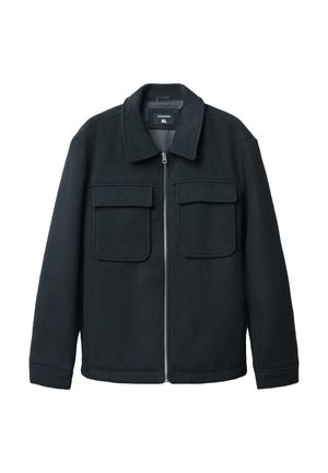 Czarna kurtka z zamkiem, wykonana z miękkiego, strukturalnego materiału. Posiada kołnierz, dwie przednie kieszenie na piersi oraz długie rękawy. Prosty, minimalistyczny design.