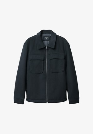 Giacca nera con zip realizzata in un morbido tessuto testurizzato. Presenta un colletto, due tasche anteriori sul petto e maniche lunghe. Design semplice e minimalista.