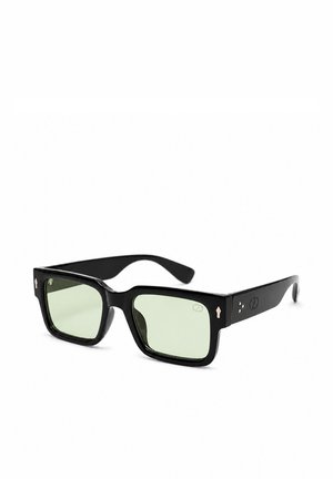 Schwarze rechteckige Sonnenbrille mit dicken Rahmen und hellgrünen getönten Gläsern auf weißem Hintergrund.