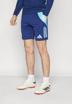 Adidas sportshorts in marineblauw met lichtblauwe accenten en drie witte strepen. Kenmerken zijn een comfortabele pasvorm en rekbare stof.
