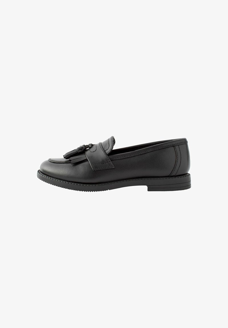 Mocassin en cuir noir avec pompons, talon bas et détails cousus, vu de côté sur fond blanc.