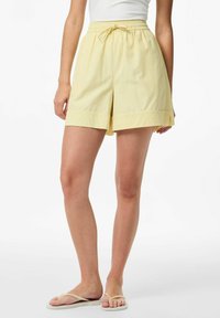 Dzeltenas svītrainas šorti ar elastīgu jostu un auklu, ar nogrieztiem malām un vieglu audumu.