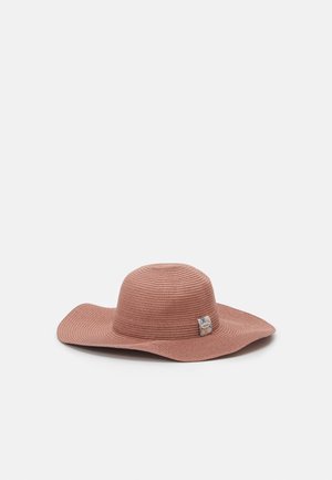 Słomkowy kapelusz przeciwsłoneczny o szerokim rondzie, jasno-brązowy, pleciony, z lekko falowanym brzegiem i małą beżową metką z boku.