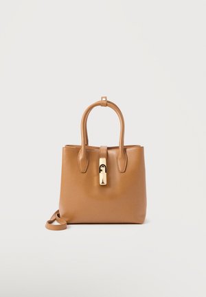 Borsa in pelle color cuoio con doppi manici superiori, chiusura con fermaglio dorato e tracolla staccabile, su sfondo neutro.