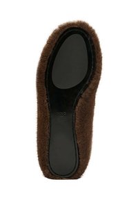Zapatilla de casa de piel marrón con suela de goma negra. Forma redondeada, textura suave y costuras visibles a lo largo de los bordes. Talla 37.