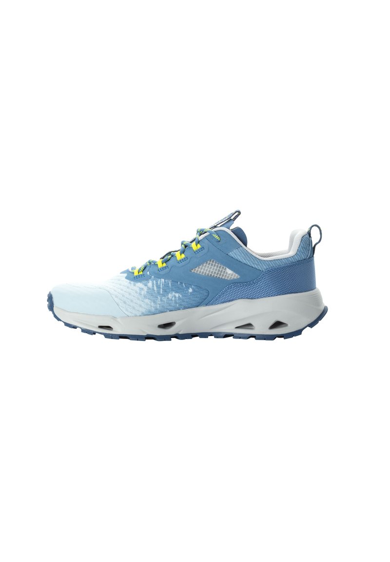 Scarpa sportiva azzurro chiaro con tomaia in rete e tessuto, suola grigia, battistrada durevole e dettagli riflettenti; presenta lacci gialli brillanti.
