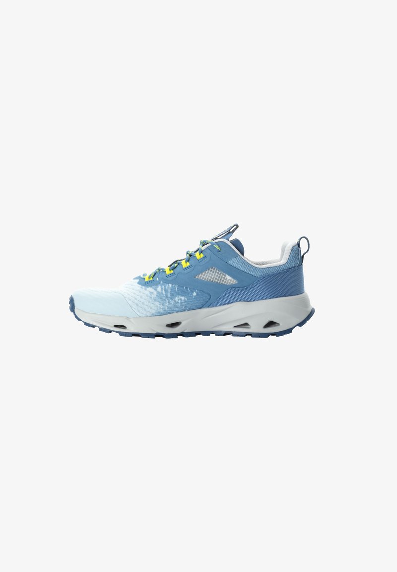 Scarpa sportiva azzurro chiaro con tomaia in rete e tessuto, suola grigia, battistrada durevole e dettagli riflettenti; presenta lacci gialli brillanti.