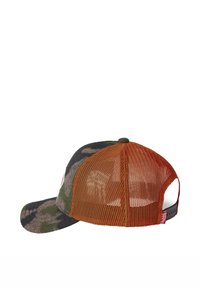Casquette à motif camouflage avec un devant en tissu vert et marron et un dos en mesh orange. Elle dispose d'une visière courbée et d'une fermeture à pression ajustable.