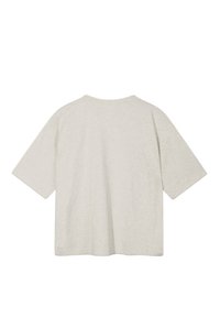 Jasnoszara, oversize koszulka z krótkim rękawem. Miękki, teksturowany materiał i okrągły dekolt. Brak widocznych logo lub wzorów.