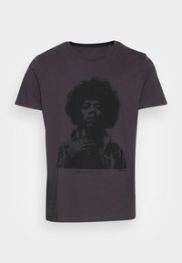 Dunkelgraues Baumwoll-T-Shirt mit einem schwarzen Grafikdruck eines Musiker-Gesichts und dem Text "JIMI live at FIELD HOUSE" darunter. Kurze Ärmel.