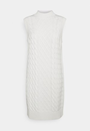 Ärmelloses, weißes, langes Strickkleid mit Zopfmuster, Stehkragen und geripptem Saum, vor einfarbigem Hintergrund präsentiert.