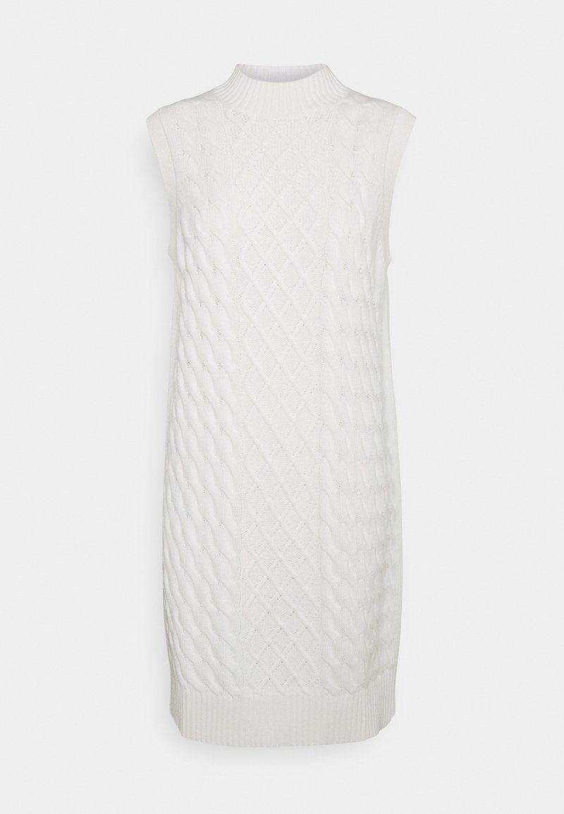 Robe pull longue blanche sans manches, en maille torsadée, avec col montant et ourlet côtelé, présentée sur un fond uni.