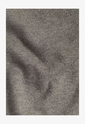 Teksturowany, szary materiał dzianinowy z subtelnym prążkowaniem i różnymi odcieniami. Miękka, elastyczna struktura bez widocznych wzorów czy elementów metalowych.