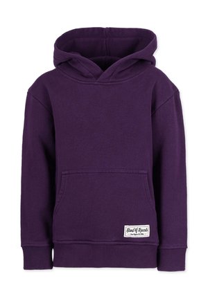 Fioletowa dziecięca bluza z kapturem, z przednią kieszenią kangurzą oraz małą białą metką marki przy dolnym brzegu.
